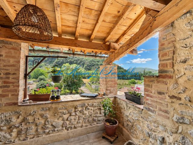 A proximité de Gagnières au calme maison de village en pierr