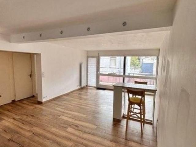 A proximité de la place d'Anzin, dans un petite copropriété, appartement type II offrant: Entr.