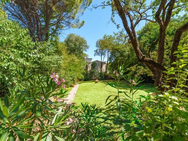 A proximité des Arceaux, Une pépite en pierre des années 70 244m² Montpellier