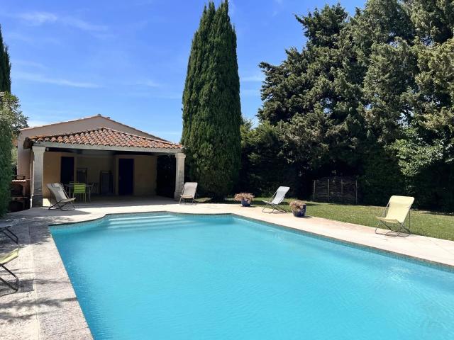 À proximité du centre d’un village des Alpilles méridionales. 256m² Fontvieille