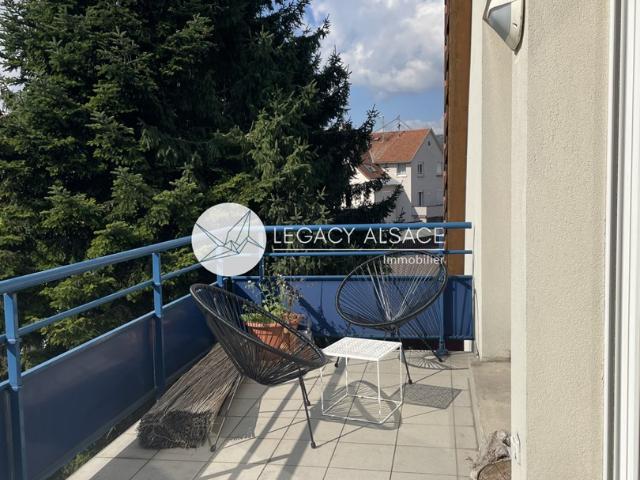 A proximité du centre ville, en dernier étage beau 4 pièces de 82m2 avec terrasse, deux garages et une cave!
