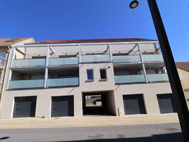 A proximité immédiate de la plage avec vue mer superbe 3 pièces en état neuf avec terrasse plein sud, garage