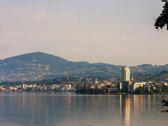 À PROXIMITÉ IMMÉDIATE DU LAC