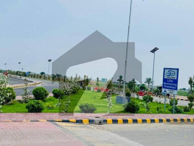 A Queen Block Of LDA City With Top Notch Security Due To CCPO Branch And Hottest Location Back To Mosque