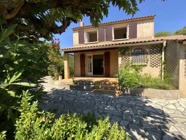 A quelques minutes à pieds du centre ville d' Uzès, villa av