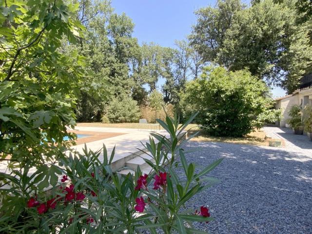 A quelques minutes d' Uzès, villa au coeur d'un parc de 2600