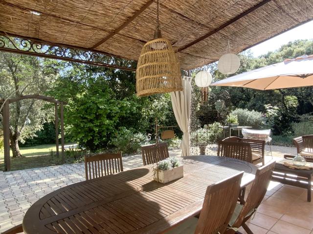 À quelques minutes d'Uzès, dans un cadre exceptionnel et paisible
