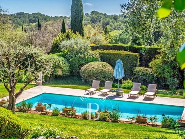À quelques pas de Valbonne Propriété d'exception en domaine fermé, à proximité du golf, 2 maisons d'invités, piscine, calme absolu