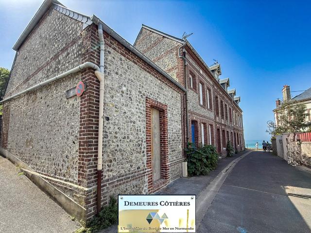 A quelques pas de la plage d'YPORT, maison avec cour en briques et silex à aménager
