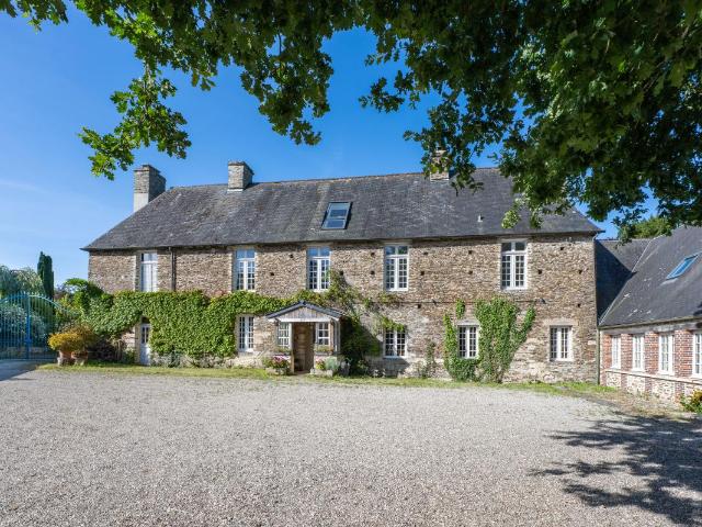 À quinze minutes de Bayeux, un manoir du XVIIIᵉ siècle entièrement restauré avec piscine intérieure