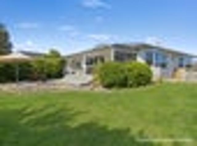 A Relaxed Taupo Retreat with Lake Views