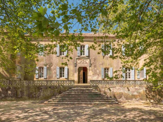 A rénover Château du XVème siècle et ses dépendances sur 2