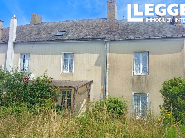 A rénover: agréable maison de 4 chambres avec jardin, grand garage et atelier, dans un village de la Sarthe