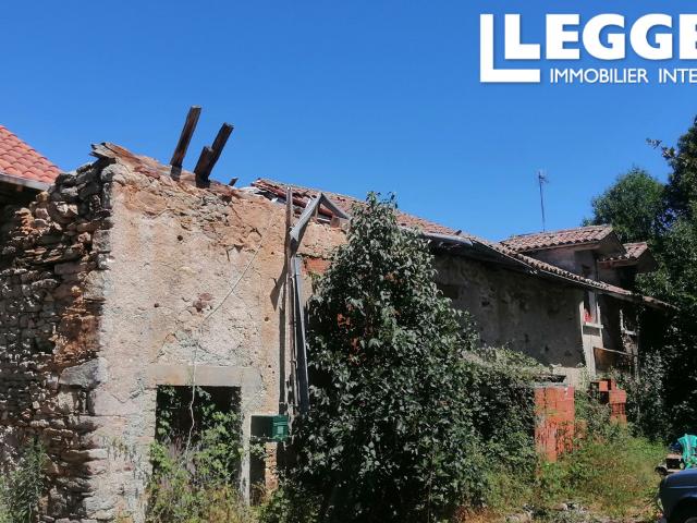 A rénover entièrement avec jardin, dans un petit hameau non loin de Cussac