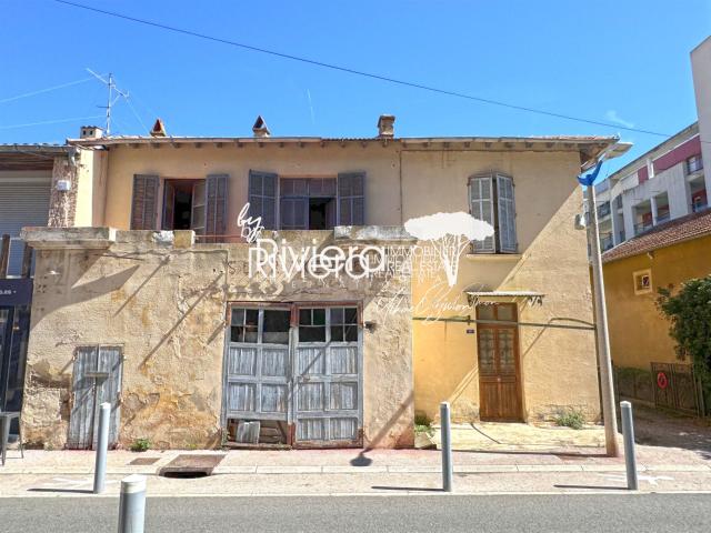 A Renover ! Maison centre ville ! 193m² Cavalaire sur Mer