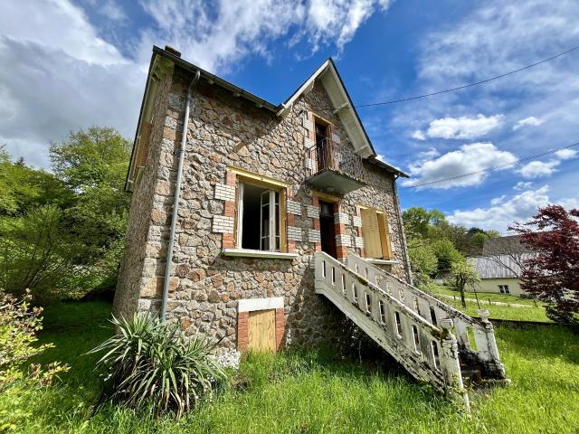 A RÉNOVER: Maison de ville sur terrain