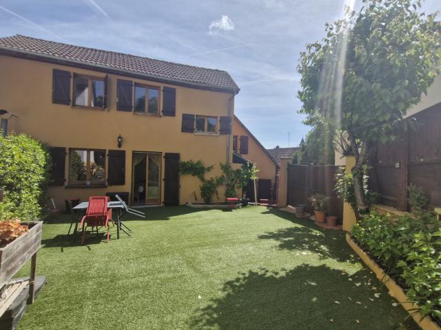 A RIXHEIM CENTRE CHALEUREUSE MAISON 6 PIECES NICHEE DANS LA COLLINE!
