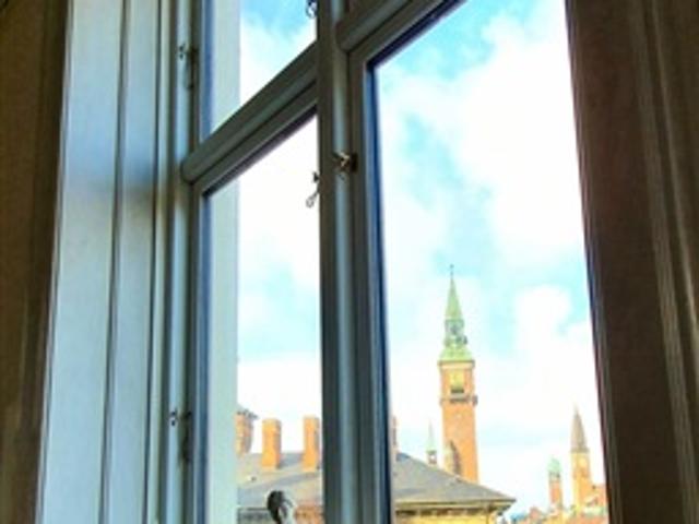 STILL AVAILABLE: A room in a super central apartment available now partly or fully furnished + CPR