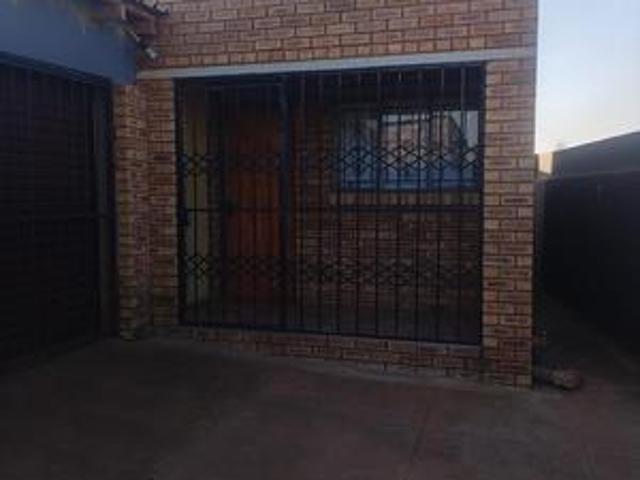 a room to let in moleleki ext 3