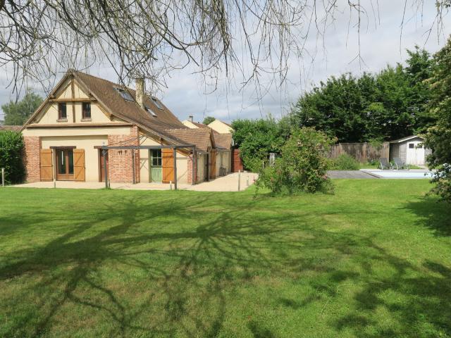 A ST ILLIERS LE BOIS 78980 à 3 kms de BREVAL 78980 Maison de charme F5 avec piscine sur 1500 m2