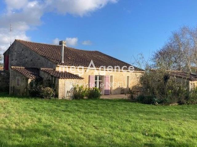 A ste Gemmes la plaine,proche de toutes commodités,gros potentiel pour cette maison à rénover entièrement