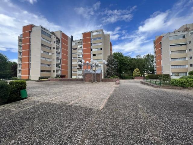 À Sucy En Brie, grand appartement avec terrasse balcon à ach