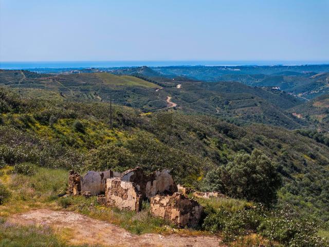 A sua visão do Algarve: uma ruína no topo de uma colina à espera de transformação, Tavira