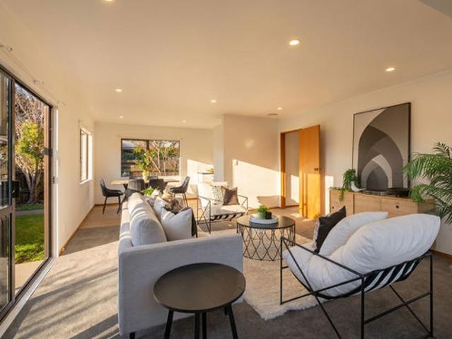 A Sun‑Filled Retreat on the Flat in Miramar
