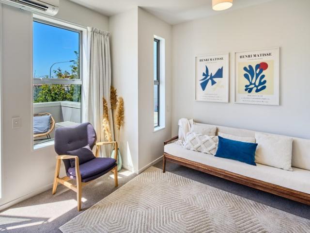 A Sunny Haven: Quality Spacious Townhouse