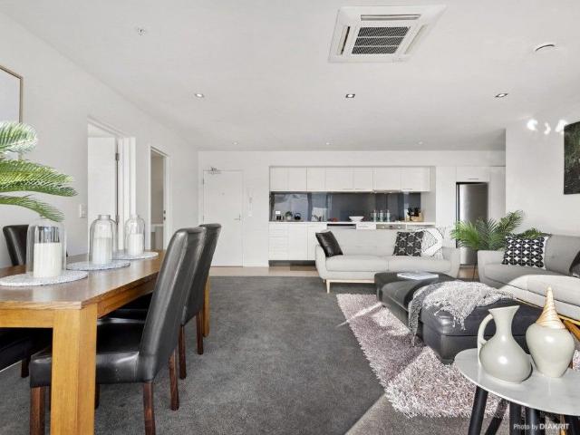 A sunny, 3 bedroom apartment on College St overlooking Wellington's Western hills
