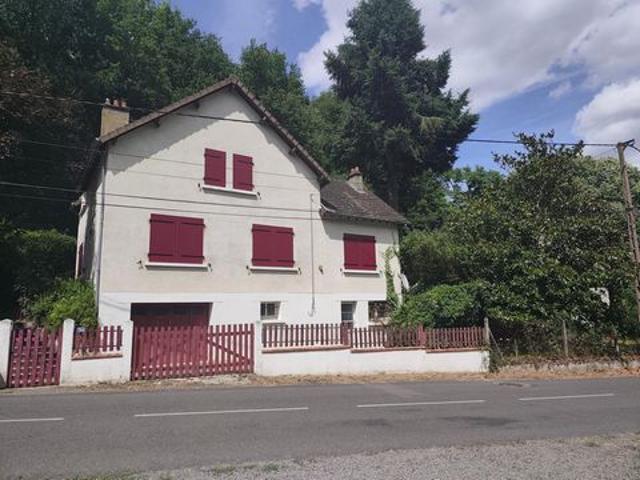 À Saint Aignan, maison familiale au calme avec garage, parking, petit bois et grand terrain arboré à proximité