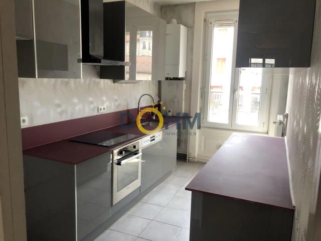 À SAINT ETIENNE 42 CENTRE DEUX F3 CUISINE EQUIPEE DISPONIB