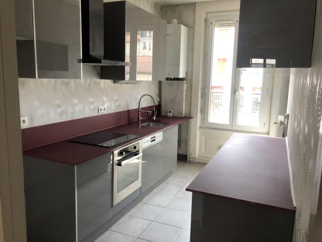 À SAINT ETIENNE 42 CENTRE DEUX F3 CUISINE EQUIPEE DISPONIB