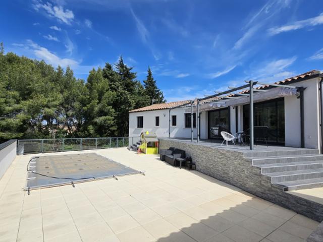 À Saint Gilles 30, villa 7 pièces terrain 1 000 m2