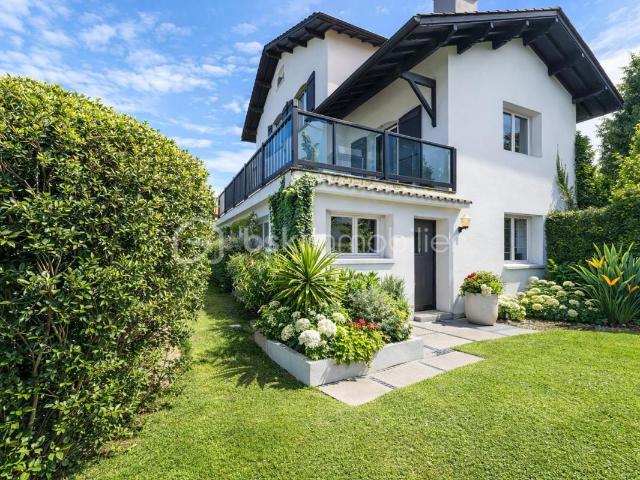 A Saint Jean de Luz, Maison 5 ch + T3 et terrain 1700 m2 divisible vue océan et montagnes