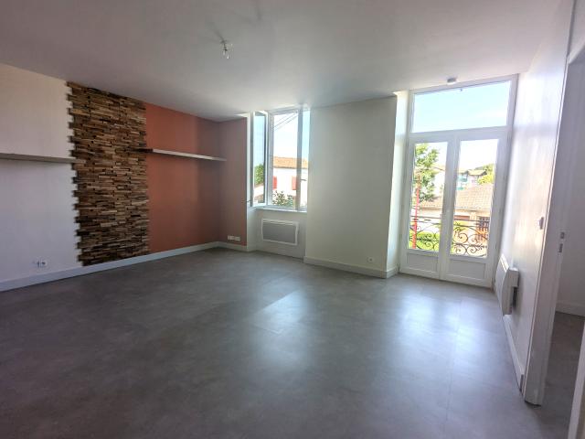 A saint palais, dans résidence entièrement rénovée, bel appartement de 48 m2 avec balcon et une place de parki