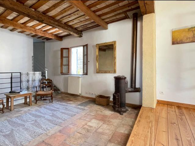 A Saint Quentin la Poterie, maison de village avec terrasse, garage et cave