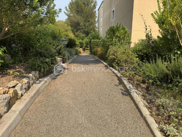 À Saint Raphaël 83700, quartier Valescure, beau T3 de 59,84 m² avec terrasse, jardin privatif de 39 m², garage et cave