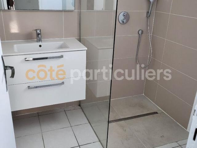 À Sainte Anne, BAS DE VILLA indépendant à louer 67m²+ garage