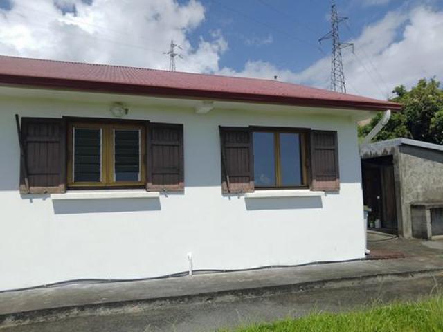 A Sainte Clotilde, une villa de plain pied, type T3, d’environ 90 m 2 habitables, 2 chambres, sur une parcelle de 930 m2, vue mer