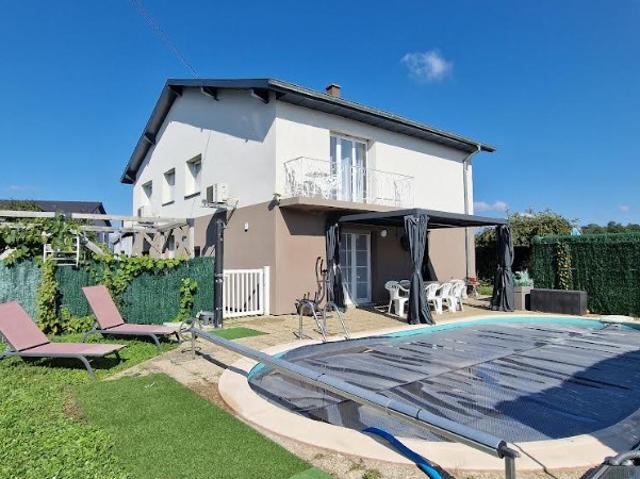 A Sainte Croix en Plaine, Maison 10 pièces composée de 2 appartements sur un terrain de 793 m2
