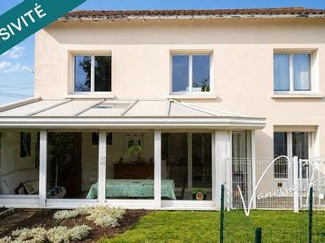 À Saintes, quartier Abbaye maison de 135 m² offrant deux espaces de vie distincts, un jardin, et véranda