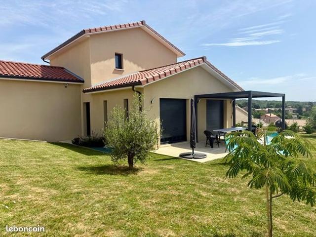 À saisir très belle villa de 2023 sur la commune d’Hurigny, 117 m² habitables sur un terrain de 700 m agréablement aménagé avec une vue dégagée