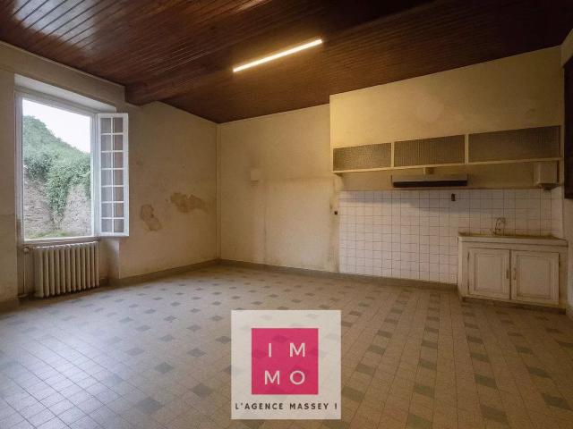 A SAISIR BATIMENT 215m² + Combles 124m² + Dépendances 456m² + Terrain à batir 2400m²
