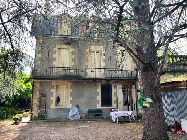 A SAISIR DANS LALINDE JOLIE MAISON DE MAÎTRE SUR 3 NIVEA