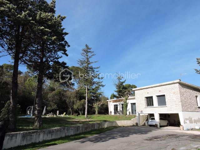 A SAISIR MAGNIFIQUE VILLA DE PLAIN PIED AVEC PISCINE 7 PIECES 201m² TERRAIN CONSTRUCTIBLE SUR 3380 m²