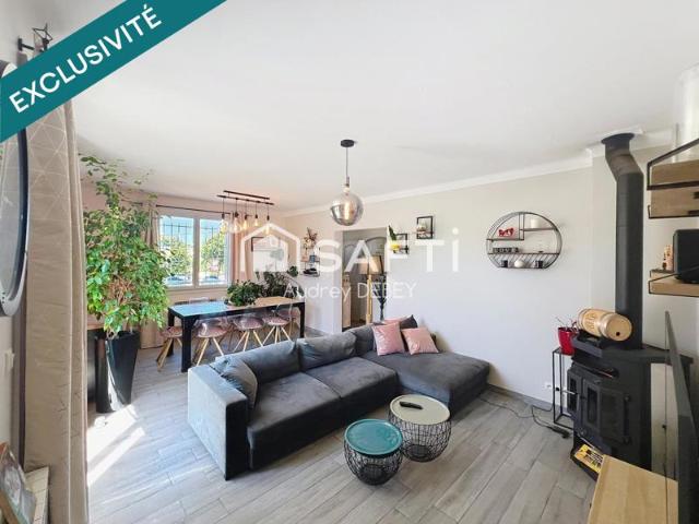 À Sanary sur Mer, haut de villa T4 de 93 m² 689 m² de terrain privatif, accès totalement indépendant et sans aucune partie commune – le confort d'une maison à 1 km du port !