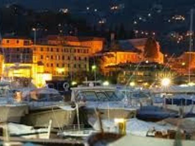 A Santa Margherita Ligure/ Portofino cediamo vicino al mare e al porto bellissimo e raffinato bistro frequentato dalla miglior clientela acquisita con professionalità e competenza, garantito l'affiancamento iniziale, possibile sviluppo con la ristorazione