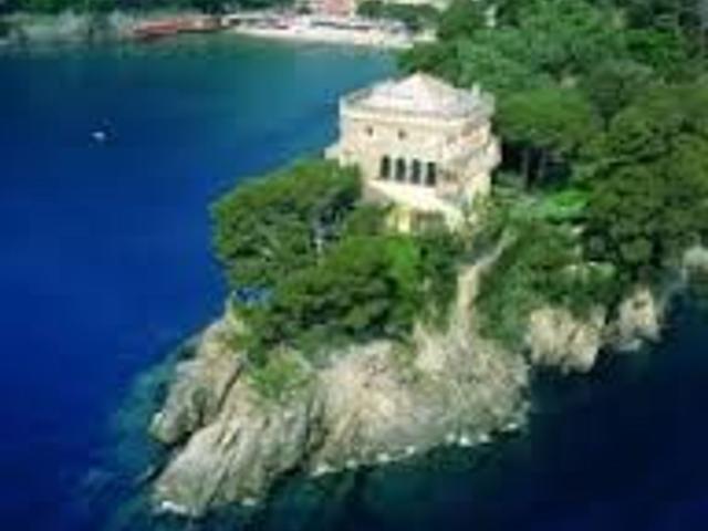 A Santa Margherita Ligure/ Portofino cediamo vicino al mare e al porto bellissimo e raffinato bistro frequentato dalla miglior clientela acquisita con professionalità e competenza, garantito l'affiancamento iniziale, possibile sviluppo con la ristorazione