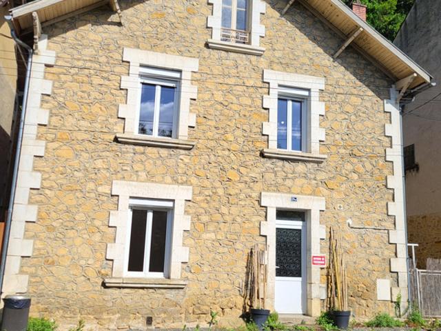 À Sarlat La Canéda, maison avec 4 pièces à louer 887 EUR par m